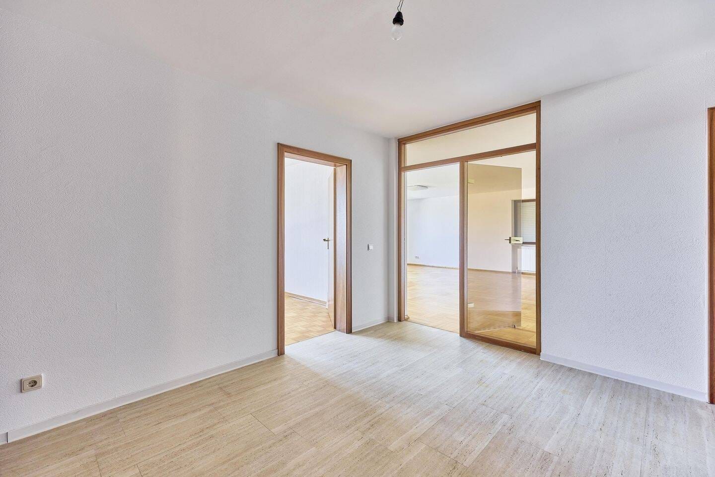 Immobilie in Weisenheim am Berg - Zweifamilienhaus mit Souterrain in bevorzugter Wohnlage von Weisenheim am Berg! - Bild 2
