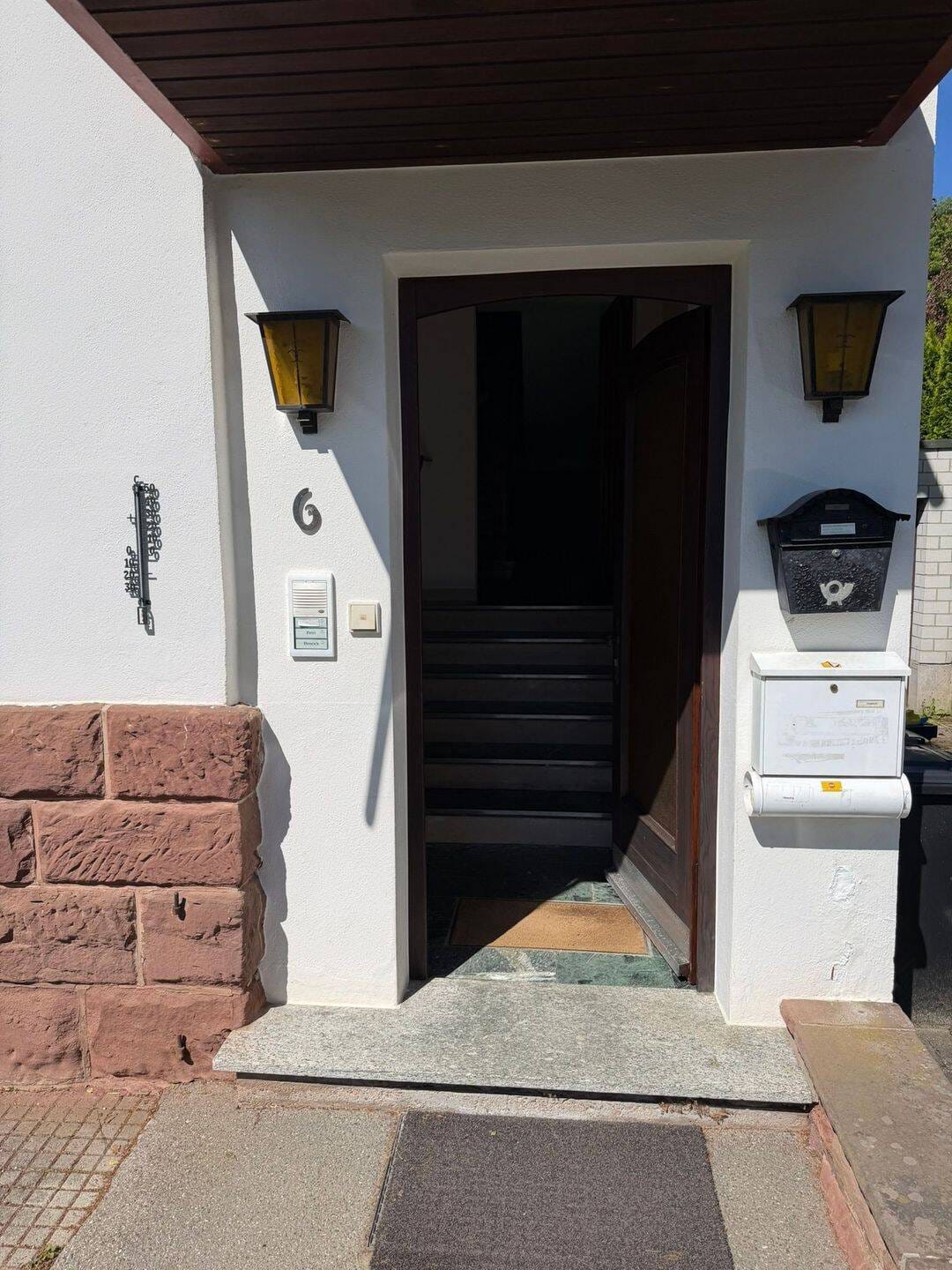 Immobilie in Königsfeld im Schwarzwald - Hochwertig sanierte Wohnung mit Balkon & zusätzlichem Appartment - Bild 1