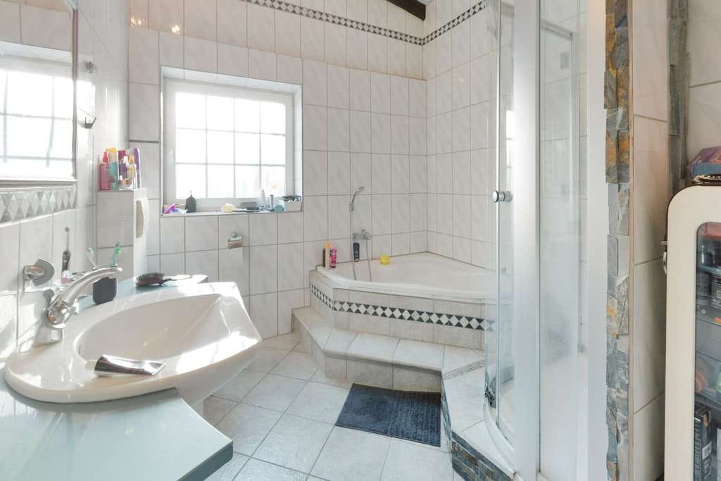 Immobilie in Bedburg - Beeindruckende 204 m²-Wohnung mit Hauscharakter, Balkonen, Kamin und Garten in Bedburg - Bild 4