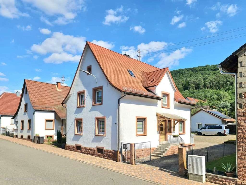 Immobilie in Spirkelbach - Apartes Einfamilienhaus - neues Dach - PV-Anlage - 2 Garagen - Hof und Garten - modernisiert! - Bild 2