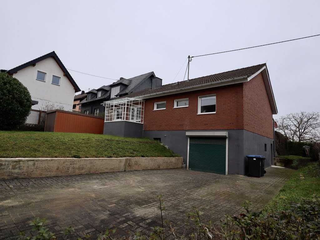 Immobilie in Bad Bertrich - Bungalow-Fertighaus mit Garten, Garagen und Keller - Bild 1