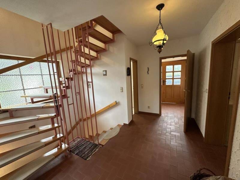Immobilie in Morschen - ***Idyllisch für Familien*** Einfamilienwohnhaus mit zwei Garagen und Garten in Neumorschen - Bild 1