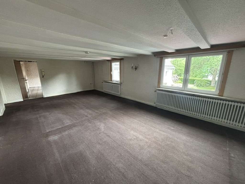 Immobilie in Eslohe - Immobilienpaket: Wohnung (ca. 111 m²), Dachboden, EG-Gewerbe und Miteigentumsanteil am Grundstück - Bild 1