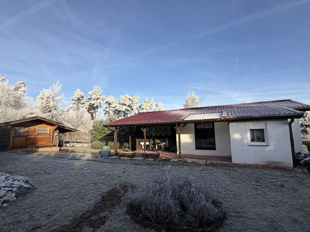 Immobilie in Kelbra (Kyffhäuser) - Ihr eigenes Urlaubsparadies: Gemütlicher Ferienbungalow mit uneinsehbarem Garten und Außenstellplatz - Bild 0