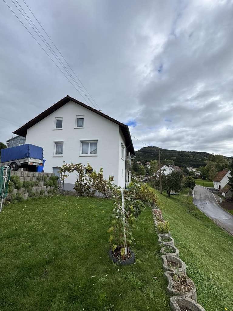 Immobilie in Wellendingen - Zweifamilienhaus mit Sauna und großem Grundstück in ruhiger Hanglage - Bild 0