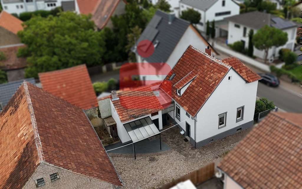Immobilie in Kirchheim an der Weinstraße - Einfamilienhaus mit Garage und Hof in ruhiger Lage - Bild 0
