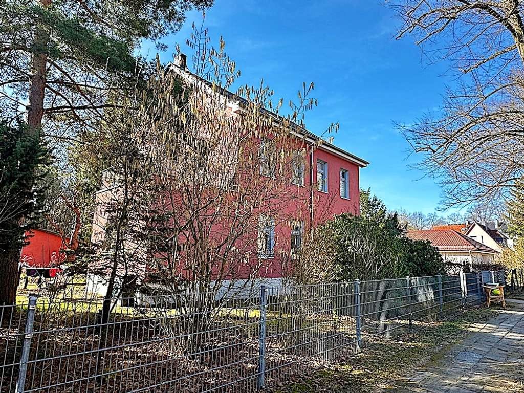 Immobilie in Schöneiche bei Berlin - Grundsolides Mehrfamilienhaus mit bezugsfreier Erdgeschosswohnung in idyllischer Waldrandlage - Bild 2