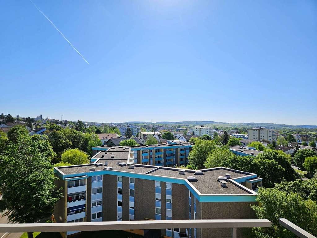 Immobilie in Wiesloch - Sanierungsbedürftige 3 Zimmer Eigentumswohnung mit Fernblick und Balkon - Bild 3