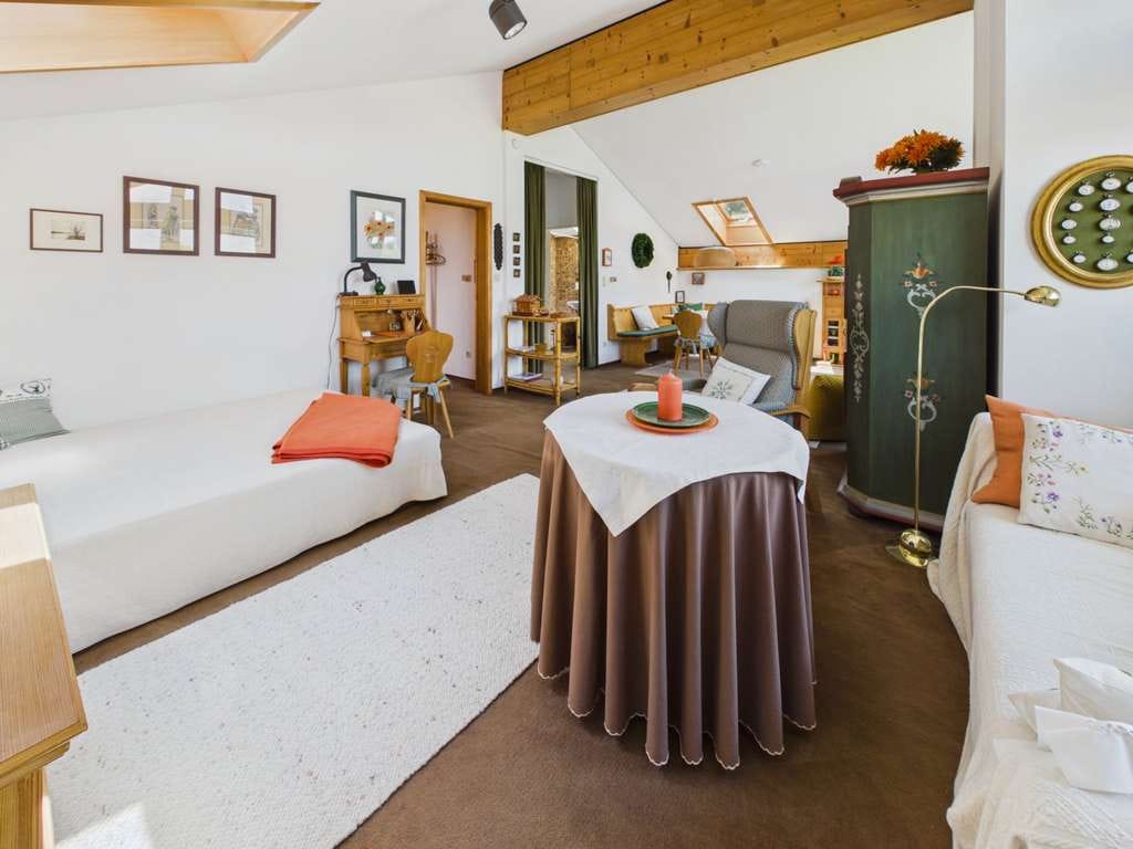 Immobilie in Bad Feilnbach - Wohnen, wo andere Urlaub machen: Lichtdurchflutetes Dachgeschoss-Juwel am Fuße des Wendelsteins - Bild 2