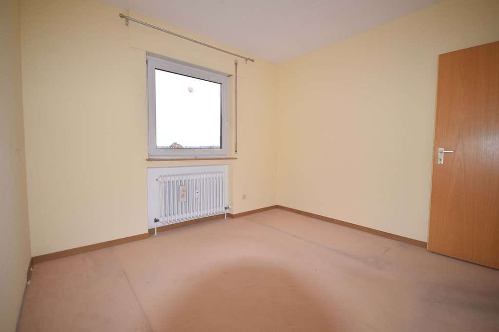 Immobilie in Remseck am Neckar - HOCH OBEN***Helle 3-Zi.-Whg. mit Balkon, Aufzug und TG-Platz - Bild 4