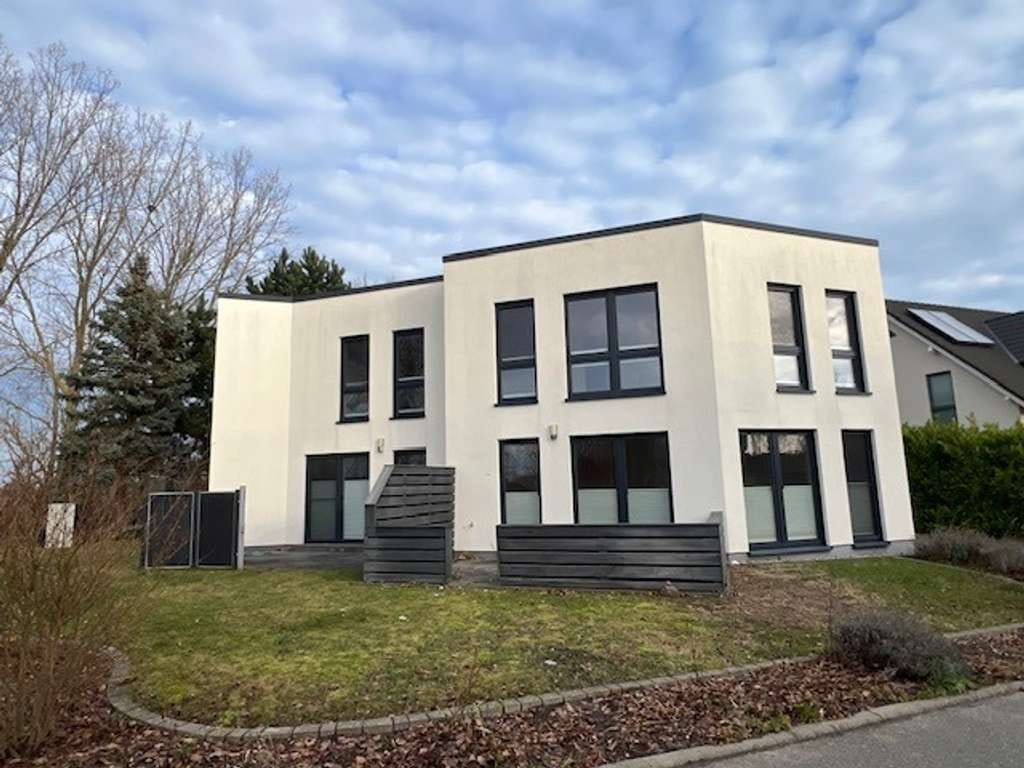 Immobilie in Elmenhorst/Lichtenhagen - Freigezogenes modernes Doppelhaus mit Doppelcarport - Bild 2