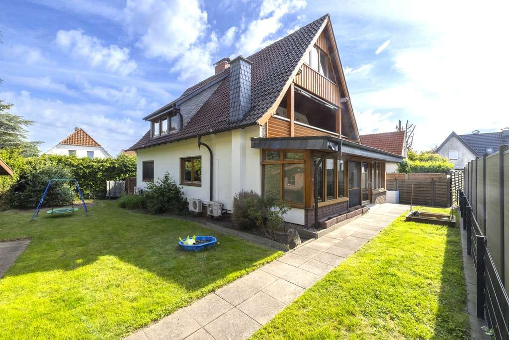 Immobilie in Lübbecke - Zentrumsnahes Wohnhaus mit Wintergarten, Kamin & Potenzial für zwei Wohneinheiten - Bild 0