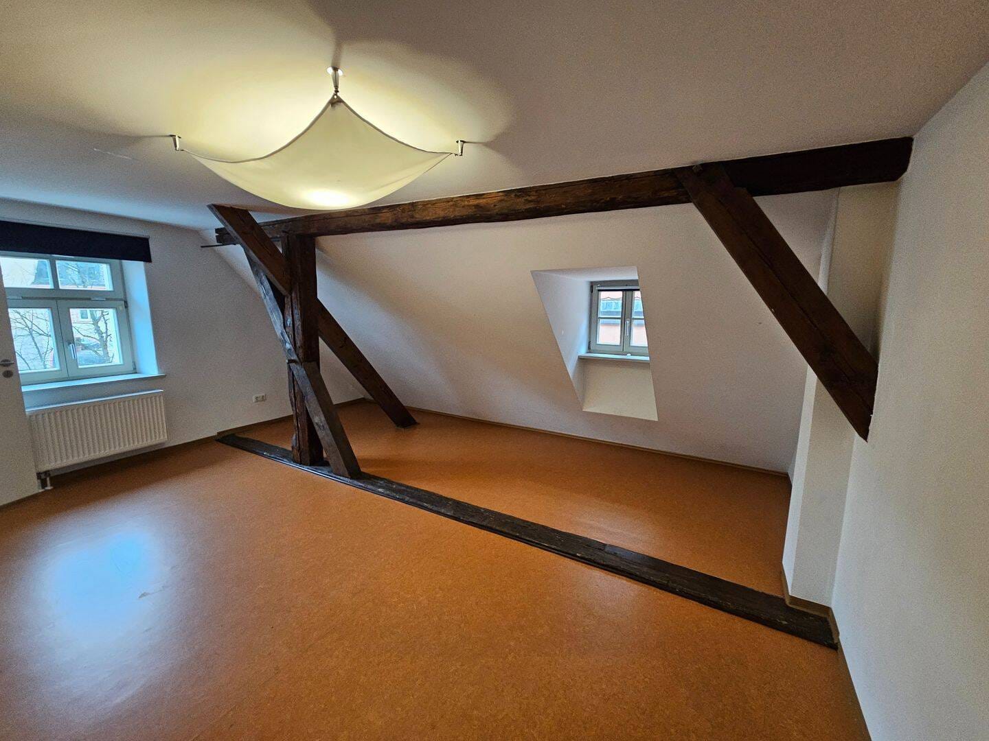 Immobilie in Burglengenfeld - Herrschaftlich. Lichtdurchflutet. Weitläufig. Charmante 2-Zimmer-Altbauwohnung in Südausrichtung im Herzen von Burglengenfeld - Bild 2