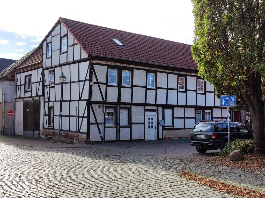 Immobilie in Schwanebeck - 4-Familienhaus inkl. ehem. Gewerbeeinheit in 39397 Schwanebeck - Bild 1