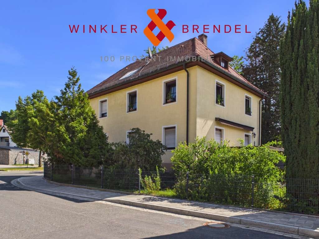 Immobilie in Pegnitz - Renovierungsobjekt: Mehrfamilienhaus mit drei Wohneinheiten in äußerst zentraler Lage von Pegnitz - Bild 0
