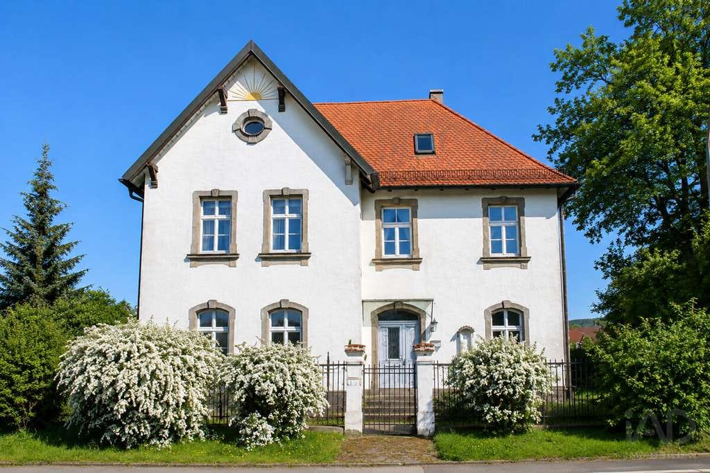Immobilie in Speichersdorf - Außergewöhnliche Villa mit beeindruckender Architektur und großem Garten – ideal für Familie, Wohnen - Bild 1
