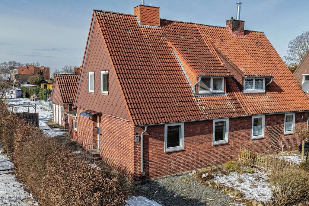 Immobilie in Schneverdingen - attraktive DHH mit Kamin & Nebengebäude in der Heideblütenstadt Schneverdingen** - Bild 1