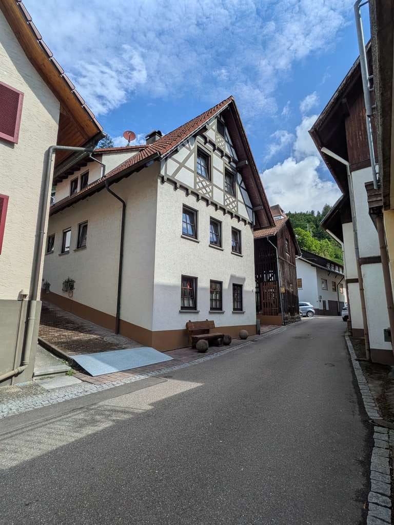 Immobilie in Oppenau - Wohnhaus mit Schopf im Stadtkern von Oppenau - Bild 1
