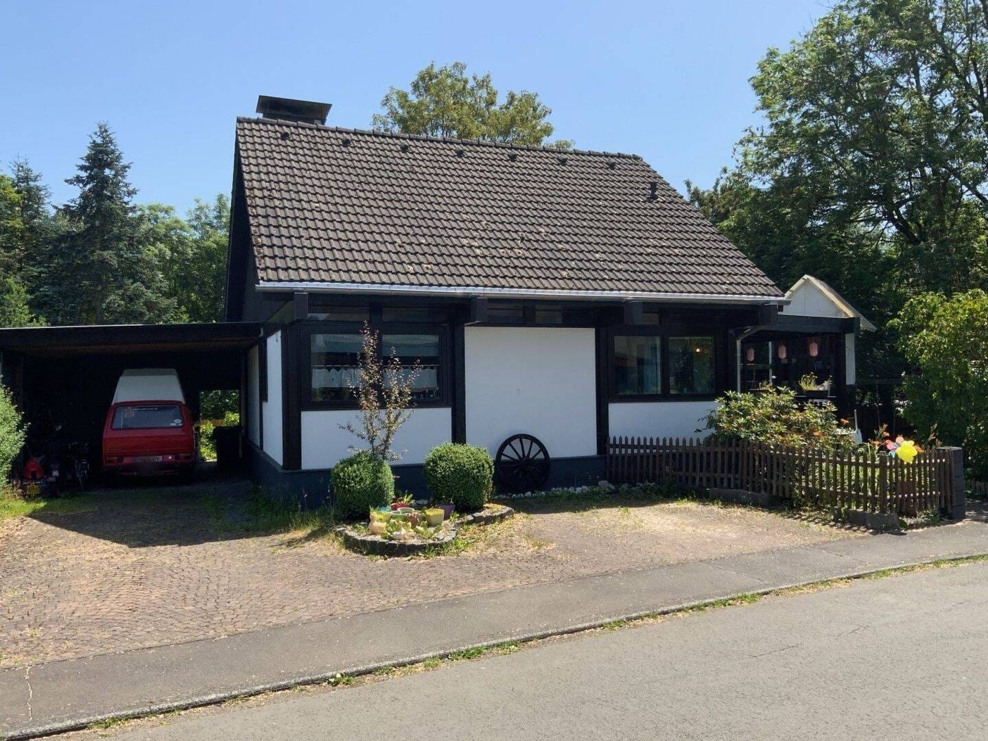 Immobilie in Bleialf - Gemütliches Einfamilienhaus mit Carport und schönem Garten - Bild 1