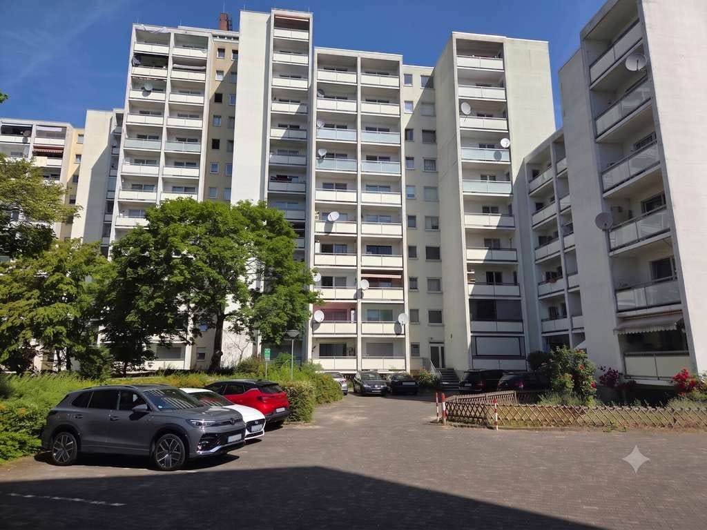 Immobilie in Rüsselsheim am Main - 2-Zimmer-Erdgeschosswohnung mit ca. 55 m², Küche, Bad, Diele, Balkon, Keller & zugewiesenem TG-Platz - Bild 1