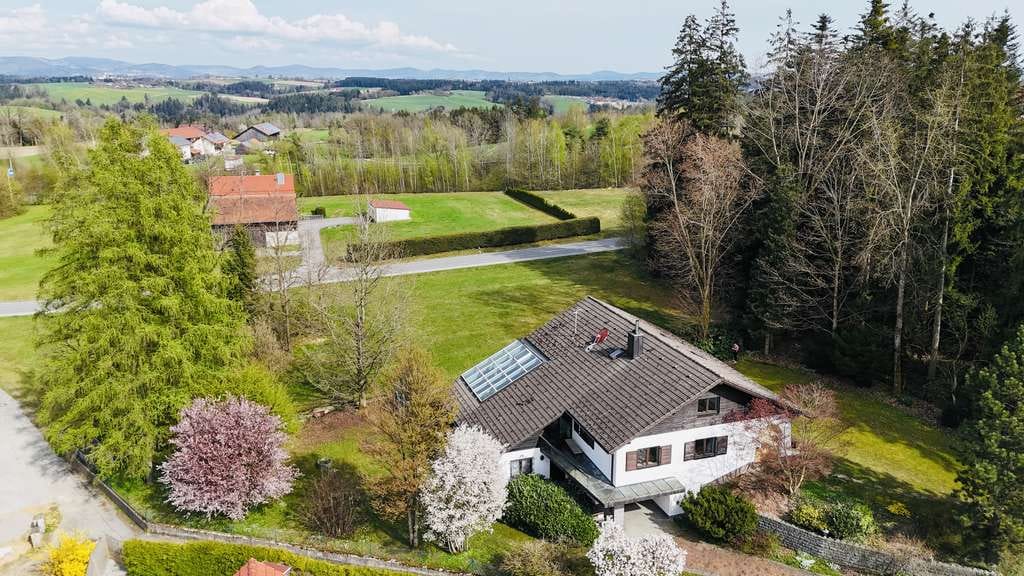 Immobilie in Tiefenbach - ++Top-Lage am Stadtrand (Passau):  Einladendes Haus mit zeitlosem Stil und flexibler Einlieger-WH - Bild 2