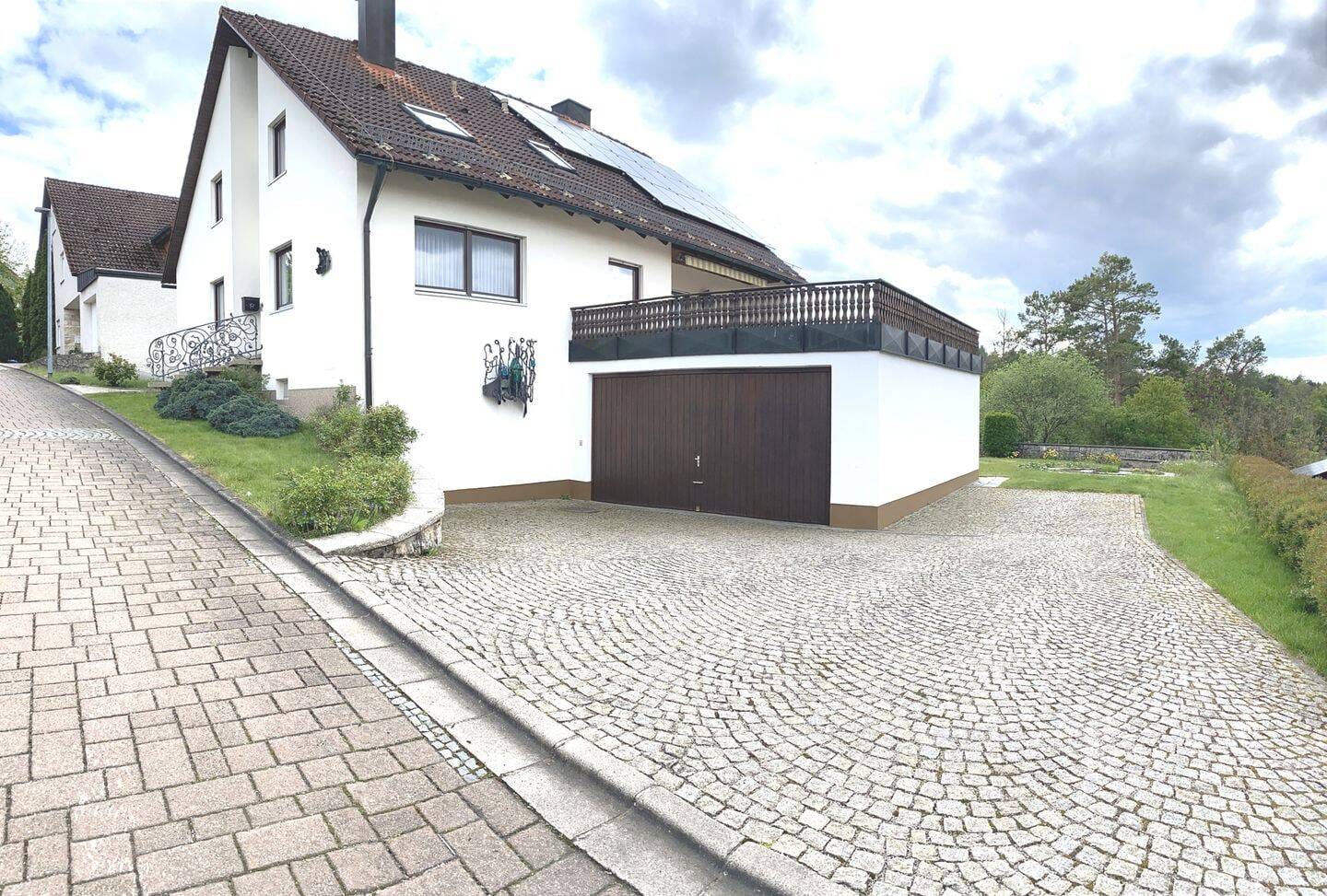 Immobilie in Pottenstein - Charmantes Einfamilienhaus mit Doppelgarage, PV-Anlage & Weitsicht in Toplage Pottenstein. - Bild 0