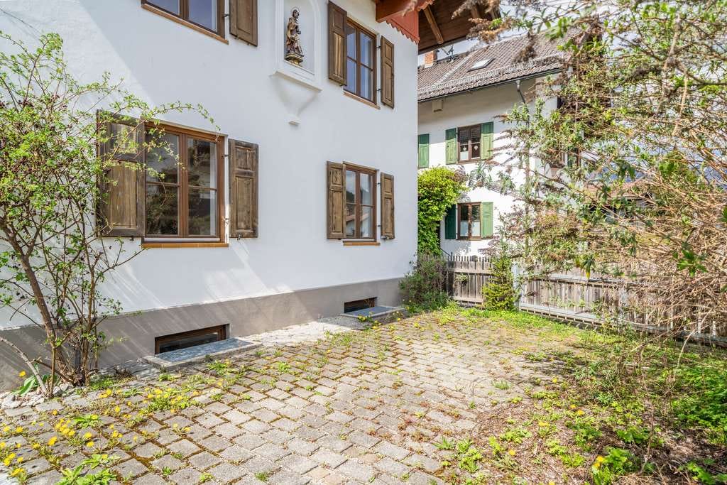 Immobilie in Garmisch-Partenkirchen - Ein Partenkirchener Original – historisches, freistehendes Stadthaus mit Bergblicken - Bild 1