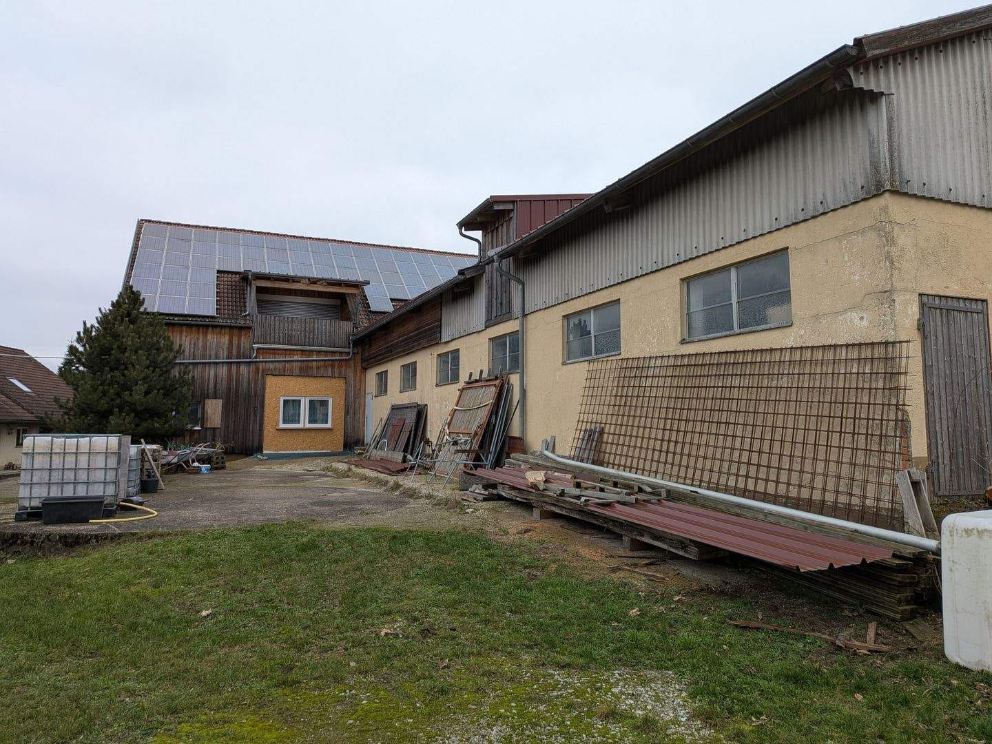 Immobilie in Niederstetten - Wirklich seltene Gelegenheit für Großfamilie oder Handwerker und auch Investor. Anwesen mit drei Wohnungen, Hobbyraum und großer Halle.  - Bild 1