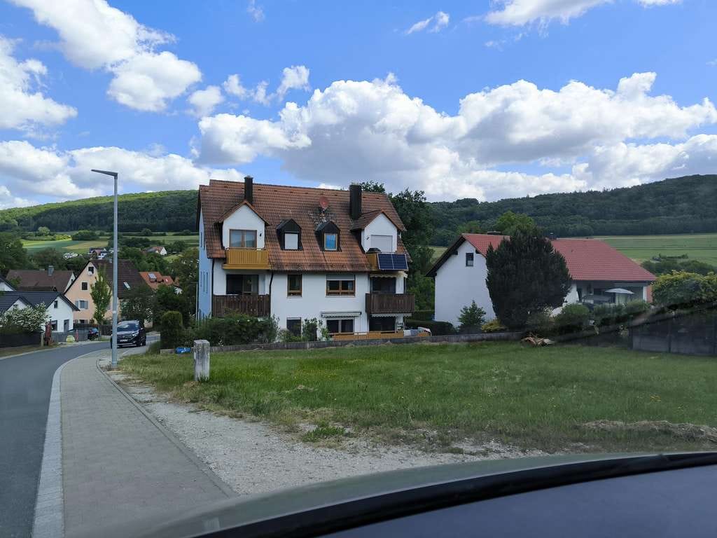 Immobilie in Offenhausen - Schöne 3 Zimmer Dachgeschosswohnung mit Weitblick in ruhiger Lage in 91238 Offenhausen - Bild 0