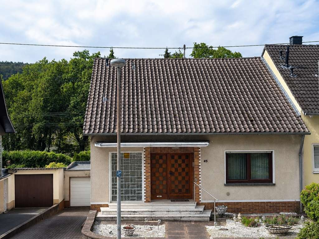 Immobilie in Bad Hönningen - Großes Familienhaus –zwei Wohnbereiche – viele Möglichkeiten in Ariendorf - Bild 1