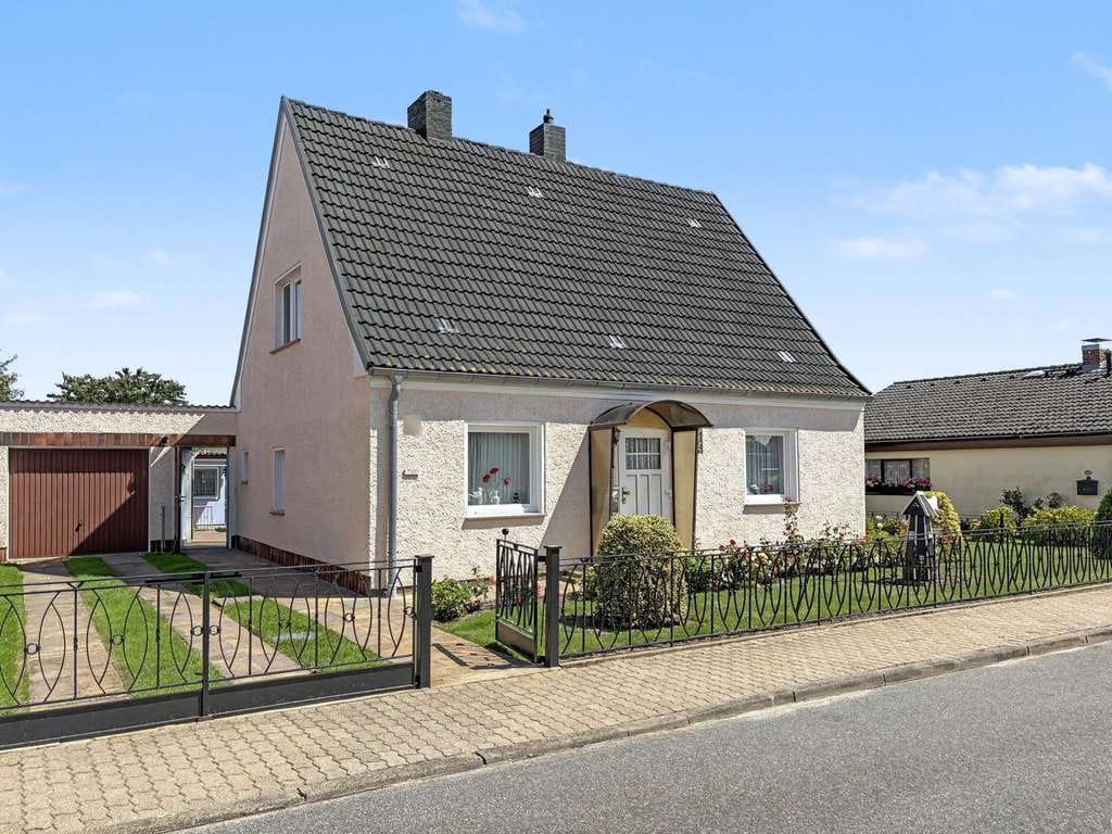 Immobilie in Ribnitz-Damgarten - Zwei Häuser auf einem Grundstück mit Hof und gepflegtem Garten in Ribnitz-Damgarten - Bild 0