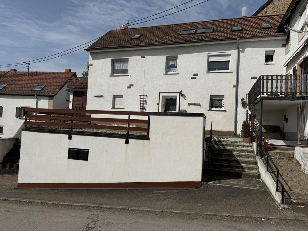 Immobilie in Mandelbachtal - Ommersheim-Ortskern: Ein- bis Zweifamilienhaus mit Garage, einseitig angebaut, in sehr guter Lage - Bild 0