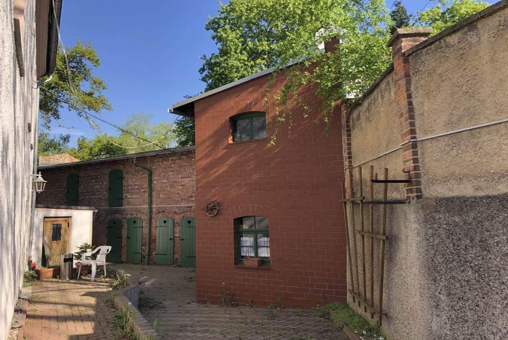 Immobilie in Halle (Saale) - Halle-Wörmlitz: Wohnhaus zum Sanieren, mit Nebengelass und Garagen, Nähe zur Saale - Bild 1