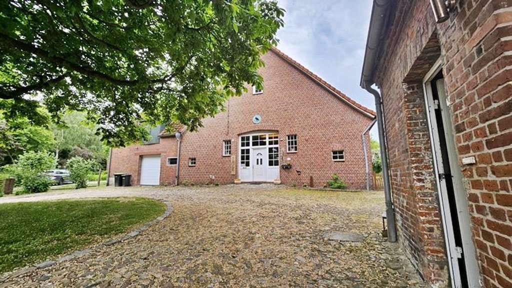 Immobilie in Bremervörde - immo-schramm.de: Sehr gepfl. ehem. Bauernhaus mit Nebengebäude/2. Wohnung - Bild 2