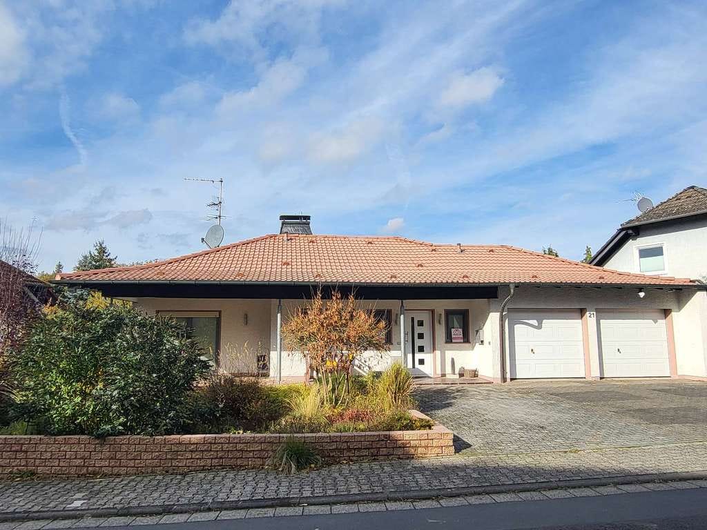 Immobilie in Hammersbach - Stilvoller Bungalow mit separater ELW, Doppelgarage & großem Grundstück - Bild 0