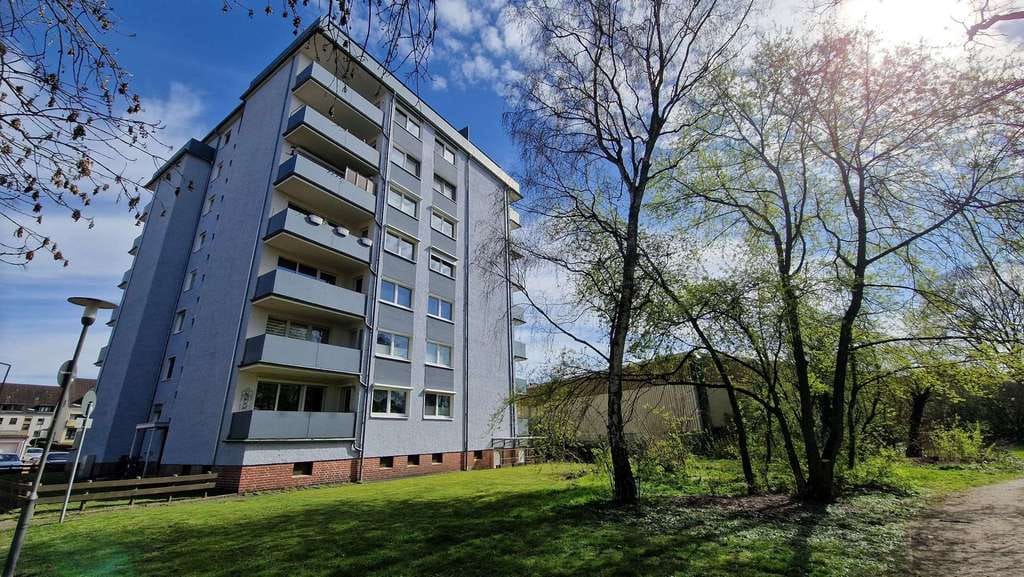 Immobilie in Helmstedt - Attraktive Kapitalanlage: Modernisierte 3-Zimmer-Wohnung mit Balkon & eigener Garage - Bild 1