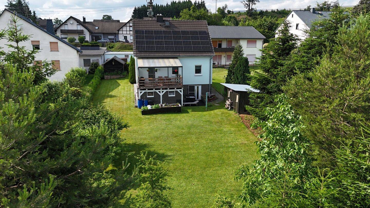Immobilie in Teuschnitz - Einziehen und Wohlfühlen: Gepflegtes Einfamilienhaus mit Traumblick und moderner PV-Anlage in Teuschnitz OT Haßlach - Bild 1
