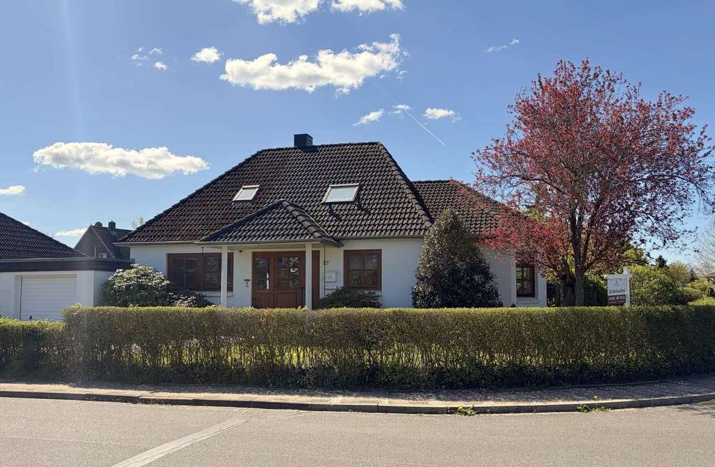 Immobilie in Jevenstedt - Solides Haus mit 5 Zimmern, Keller, Garage und schön eingewachsenem Garten - Bild 1