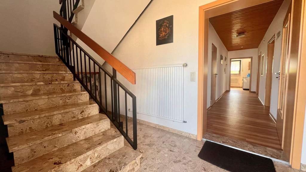 Immobilie in Emmingen-Liptingen - IDEAL ALS GENERATIONENHAUS 
Attraktives Wohnhaus mit vielen Möglichkeiten - Bild 3