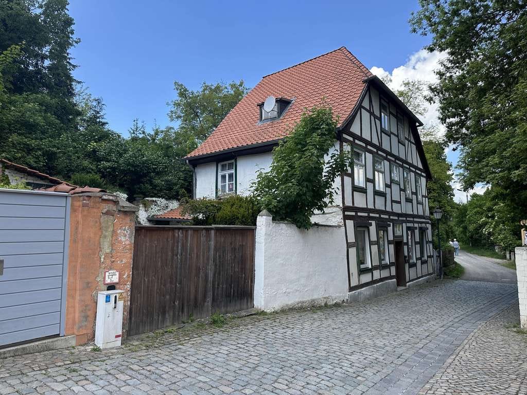 Immobilie in Halberstadt - Historisches Fachwerkhaus mit Innenhof, Garage & Werkstatt – ca. 1600 - Bild 0
