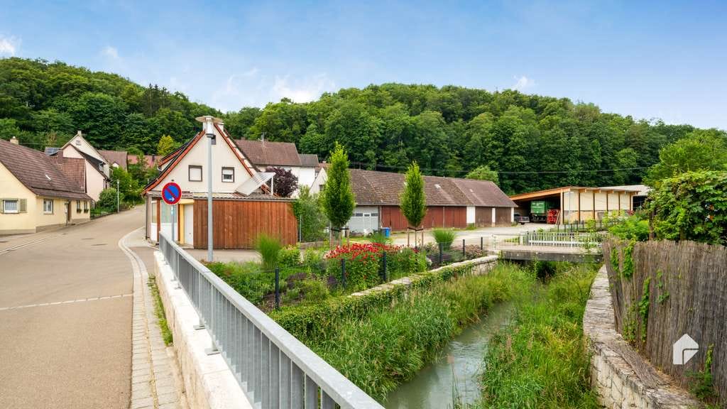 Immobilie in Lonsee - Einziehen und Wohlfühlen – Ansprechendes Einfamilienhaus mit Schrebergarten, Garage und Solaranlage - Bild 1