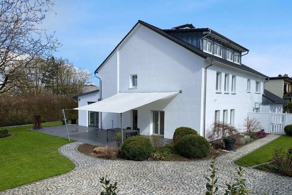 Immobilie in Halver - Großzügiges Einfamilienhaus mit 385 m² Wohnfläche und großem Grundstück in Halver - Bild 2