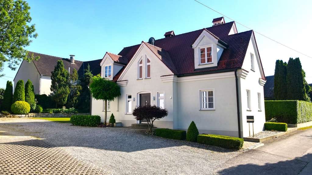 Immobilie in Kirchheim in Schwaben - STILVOLL. ELEGANT. ZEITLOS! EIN ECHTES ZUHAUSE IN RUHIGER LAGE IN SPÖCK! - Bild 0