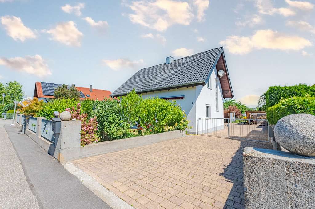 Immobilie in Mariaposching - Saniertes Zuhause mit Weitblick: Einfamilienhaus auf ca. 1700 m² mit Baureserve in Mariaposching/Loh - Bild 0
