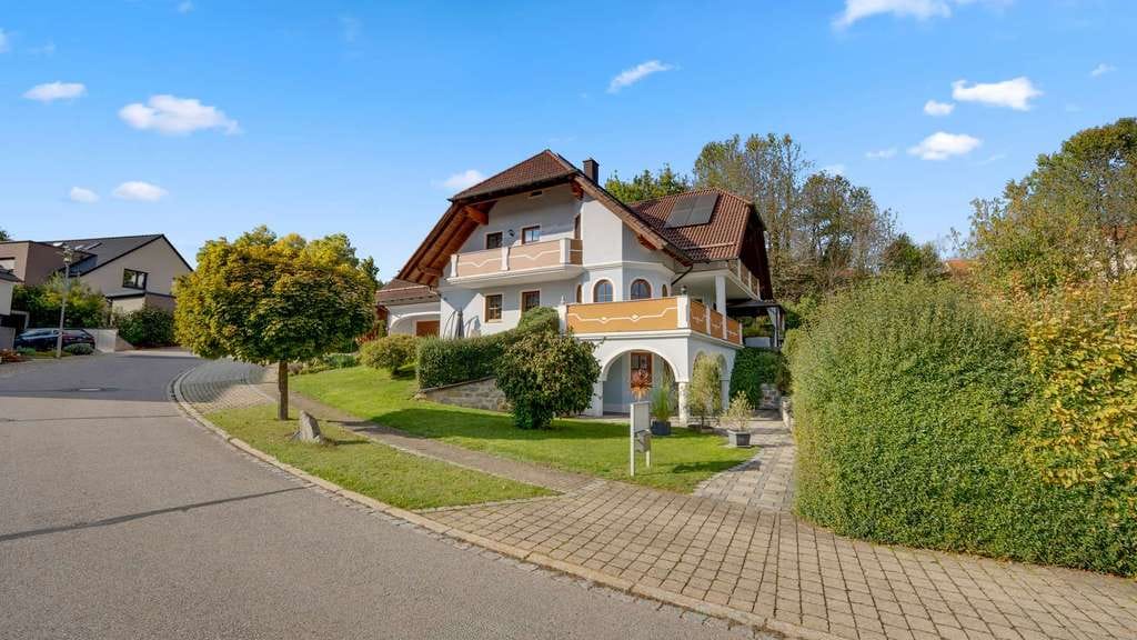 Immobilie in Alfeld - Herrschaftlich & Energieeffizient! Großzügiges Einfamilienhaus in idyllischer Alleinlage mit ELW! - Bild 1