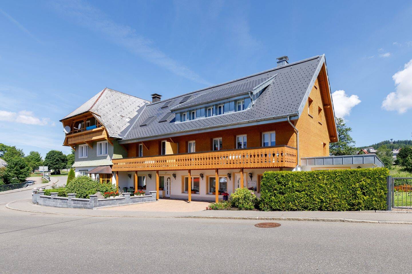 Immobilie in Schluchsee - Sehr gepflegtes Mehrfamilienhaus am Kurpark! Alle Wohnungen sind frei! Neue Fernwärmeheizung! - Bild 0