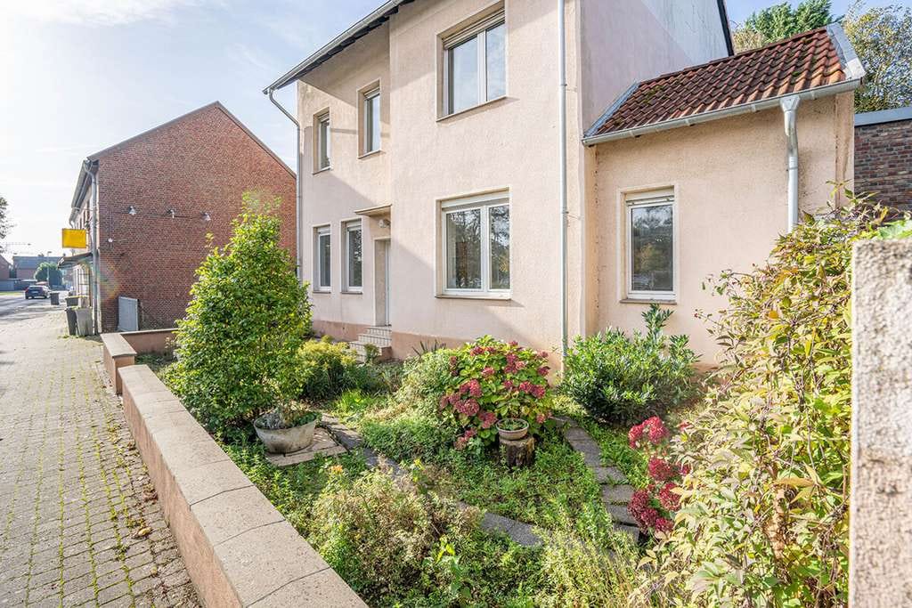 Immobilie in Bedburg - So macht Generationen-Wohnen Spaß! Einfamilienhaus mit separater Einliegerwohnung und Altbaucharme - Bild 3