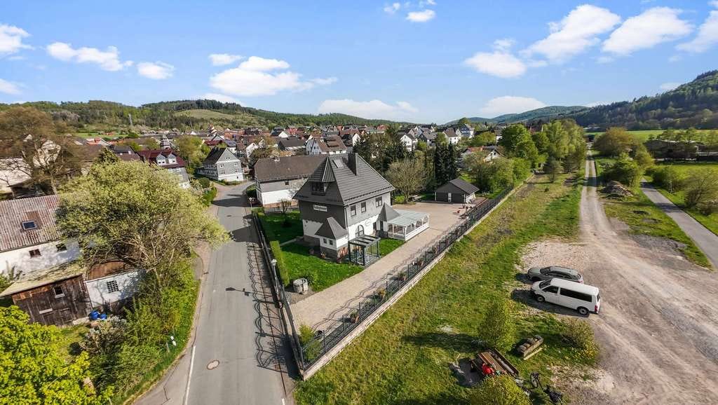 Immobilie in Hatzfeld - Exklusives Wohnerlebnis: Bahnhofsanwesen- modernisiert, in idyllischer Lage - Bild 2