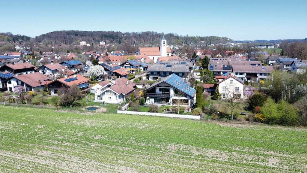 Immobilie in Trostberg - Großzügiger Landsitz mit 1.150qm Gartengrundstück, Schwimmbad und 2 Garagen in Trostberg - Bild 2