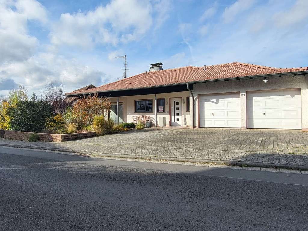 Immobilie in Hammersbach - Stilvoller Bungalow mit separater ELW, Doppelgarage & großem Grundstück - Bild 1
